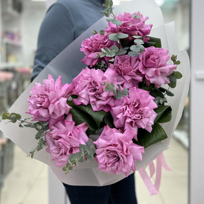 Букет из 9 пышных сиреневых роз Куинс Краун с зеленью